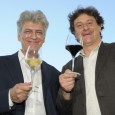 Benvenuti a Tavola – Riassunto episodi del 17 maggio 2012 Il primo episodio di “Benvenuti a tavola” s’intitola “La prima stella“. Paolo Perrone (Giorgio Tirabassi) sogna di rincorrere una stella marina, incapace però di prenderla. Al risveglio, la moglie Anna...