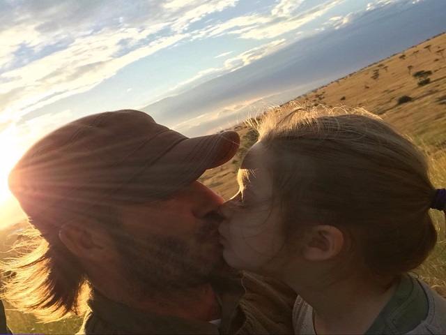 David Beckham bacia tutti i suoi figli sulla bocca David Beckham bacia tutti i suoi figli sulla bocca