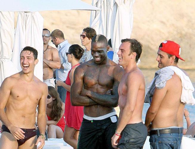 mario-balotelli-vacanza-con-gli-amici.ibiza