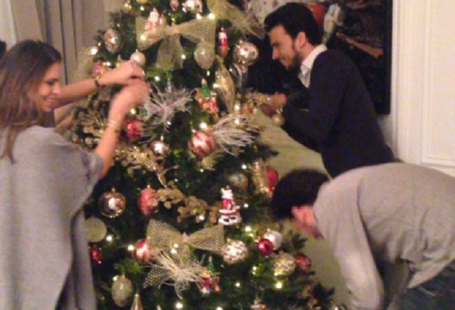 Albero Di Natale Con Foto Di Famiglia.Claudia Galanti Fa L Albero Di Natale Su Instagram La Riunione Di Famiglia E Social