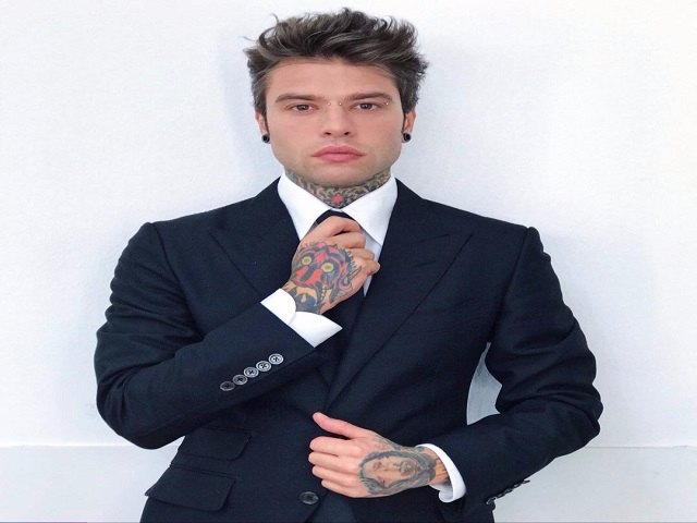 fedez replica sfondo white