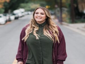 anna todd sorride