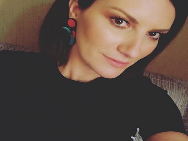 laura pausini selfie