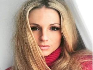 michelle hunziker girocollo rosso