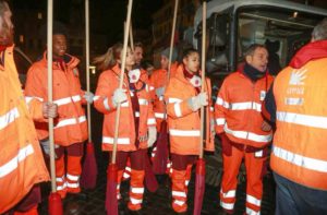 ragazzi di amici puliscono strade di roma