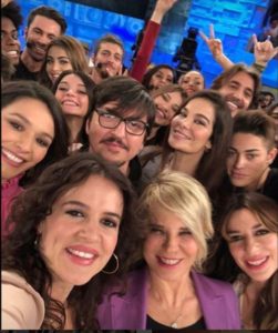 cast di immaturi, selfie ad amici con maria de filippi