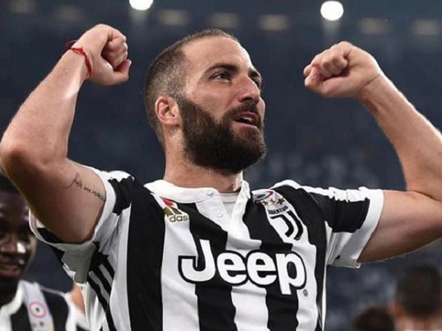 higuain esulta con la juve