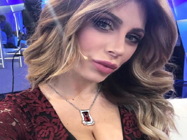 paola caruso selfie sensuale