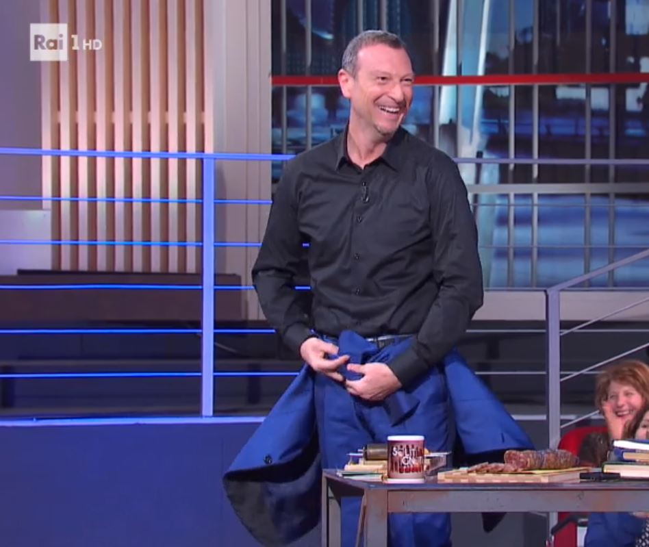 Soliti ignoti, Amadeus con i pantaloni strappati (video)