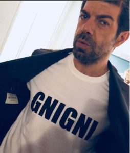 pierfrancesco favino con la maglietta gnigni