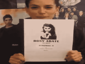 Foto di Giulia Michelini con in mano il copione di Rosy Abate 2 - La serie