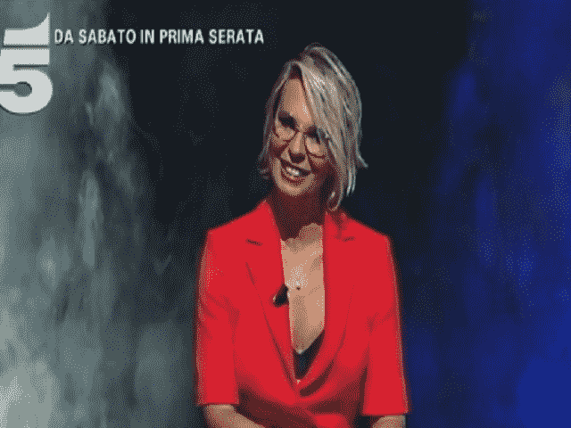 Foto di Maria De Filippi, nel promo di Amici 2018 Serale