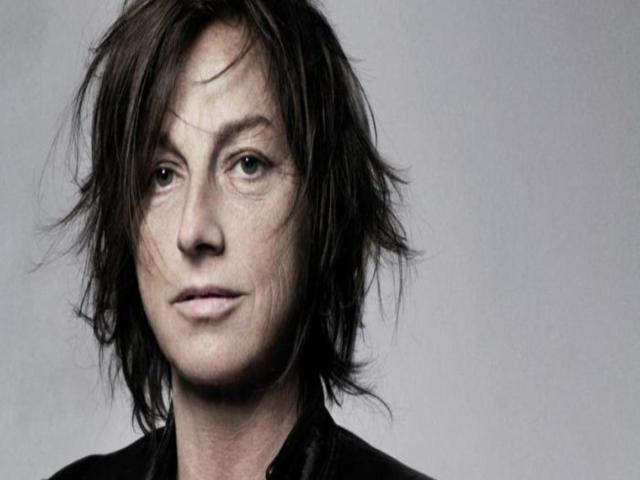 gianna nannini cade dal palco durante il concerto a genova