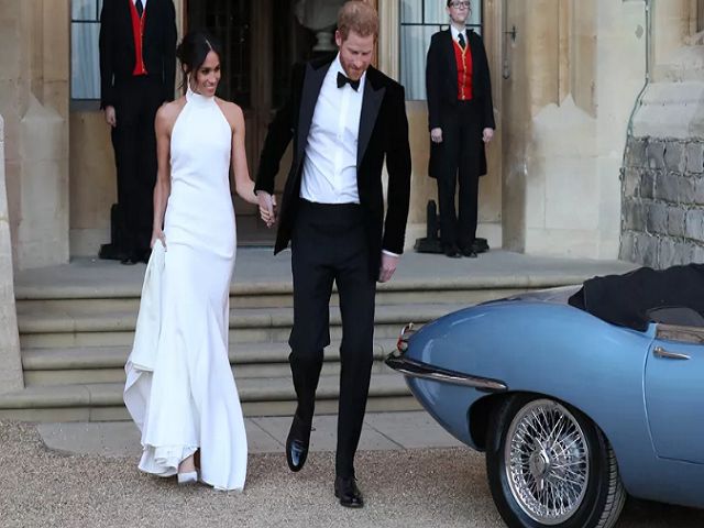 Meghan Markle chic col secondo vestito da sposa e l'anello di Diana FOTO
