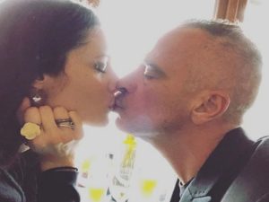 bacio tra eros ramazzotti e marica pellegrinelli