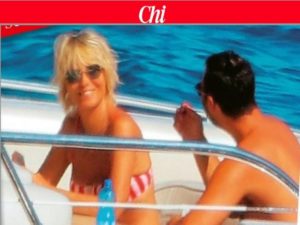 maria de filippi foto vacanze con figlio e amici 