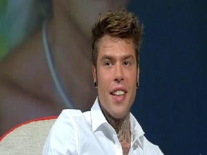 fedez camicia bianca