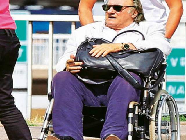 gerard depardieu sedia a rotelle
