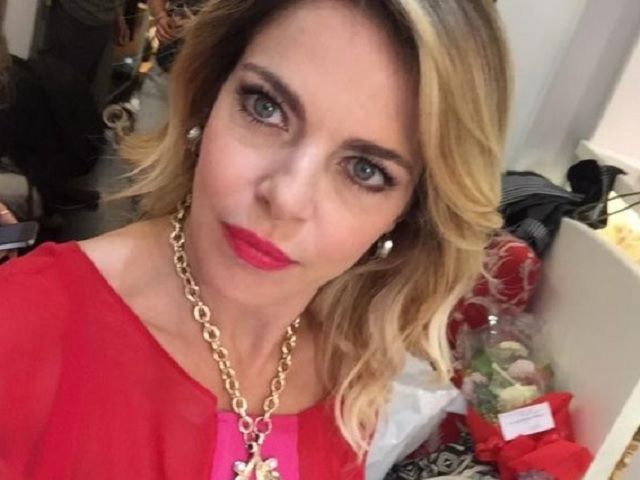 claudia gerini veste rossa