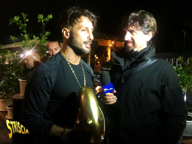 fabrizio corona riceve tapiro doro