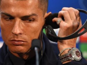 cristiano ronaldo con orologio di diamanti