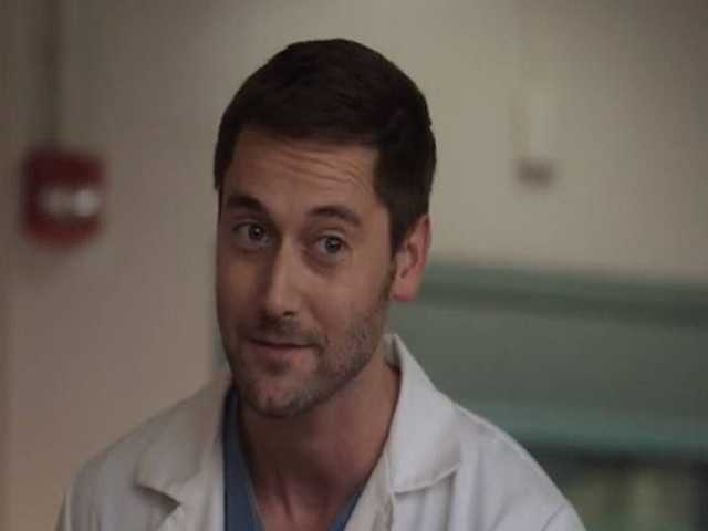 Ryan Eggold in un episodio della serie New Amsterdam