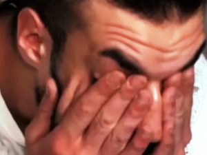 foto lorenzo riccardi che piange