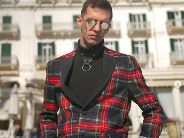 achille-lauro-con-giacca-tartan