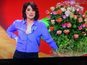 Elisa Isoardi la Prova del Cuoco mazzo di rose