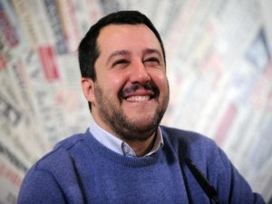 Matteo Salvini maglione blu