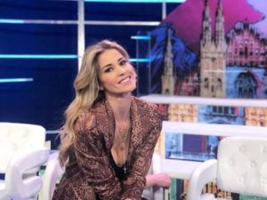 A Italia Si Elena Santarelli riceve un'opera d'arte per il piccolo Giacomo