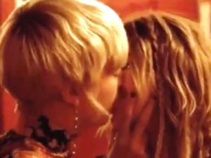 foto bacio cara delevigne e ashley benson