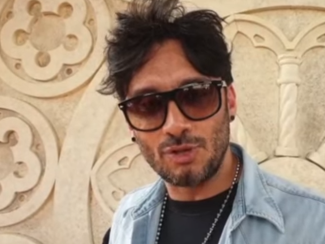 Con il cuore nel nome di Francesco, Fabrizio Moro canta e parla di Fede