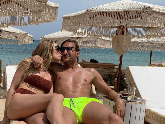 Totti e Ilary Blasi in relax al mare: la foto fa impazzire i fan