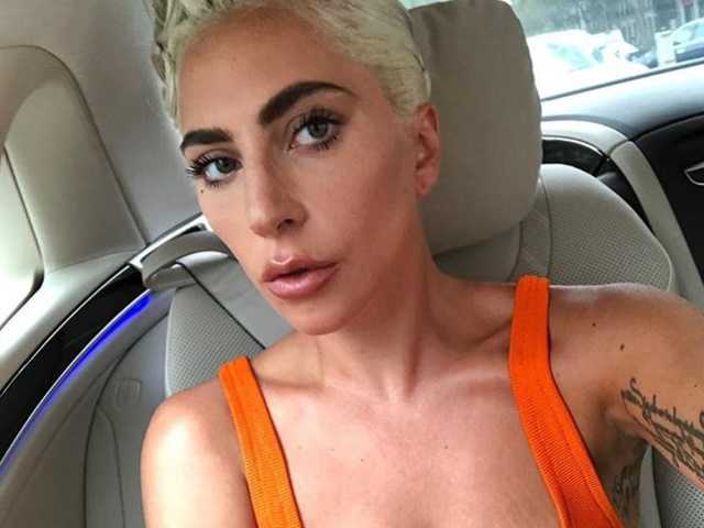 Laday Gaga selfie in auto