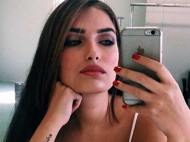 Nilufar Addati selfie top bianco