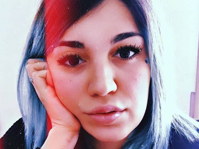 Veronica Satti selfie capelli blu