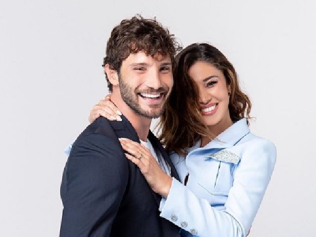 https://www.gossipetv.com/wp-content/uploads/2019/09/Stefano-De-Martino-Belen-Rodriguez-tailleur.jpg