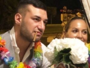 foto lorenzo e claudia insieme con bouquet