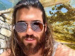 foto di can yaman con occhiali da sole