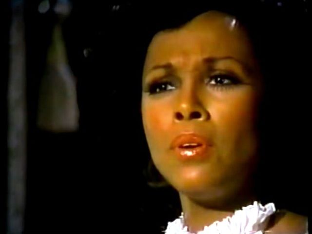 Una foto di diahann carroll in primo piano