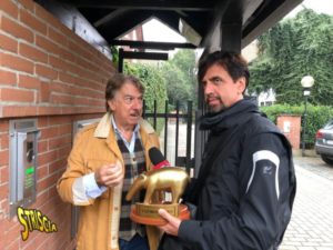 Valerio Staffelli consegna il tapiro a Marco Columbro