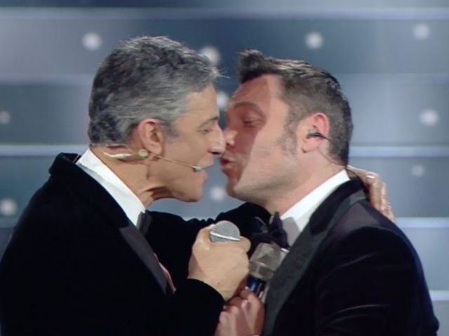 tiziano ferro e fiorello si baciano