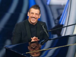 francesco gabbani suona il pianoforte a sanremo 2020