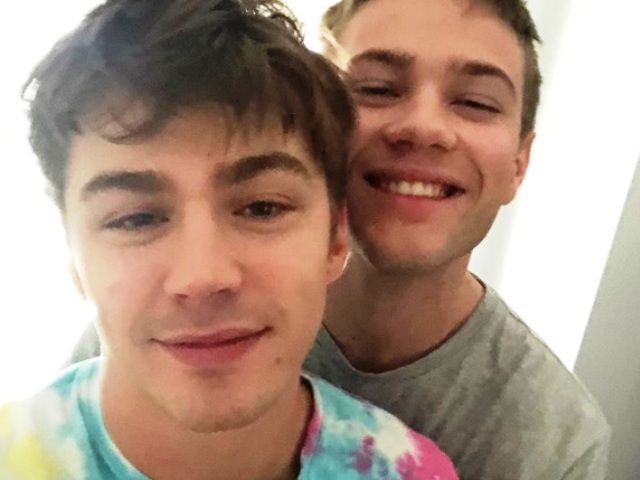 Foto Miles Heizer e Connor Jessup