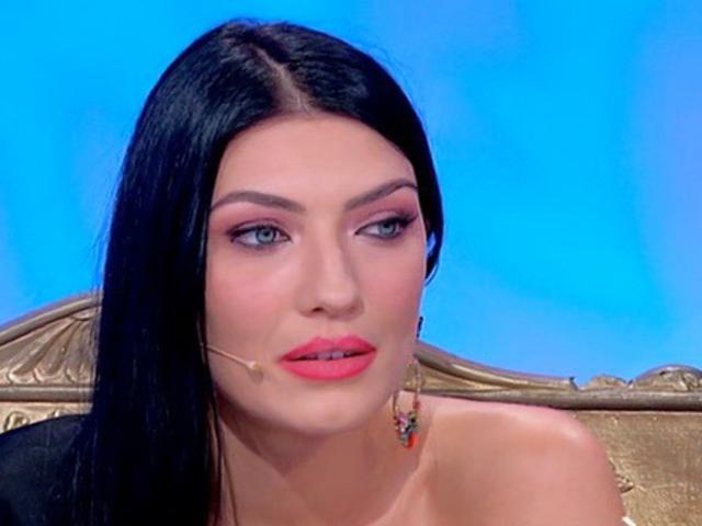 https://www.gossipetv.com/wp-content/uploads/2020/04/ued-giovanna-abate-trono.jpg