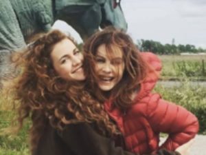 Vivi e lascia vivere: Elena Sofia Ricci e la figlia Emma sul set insieme