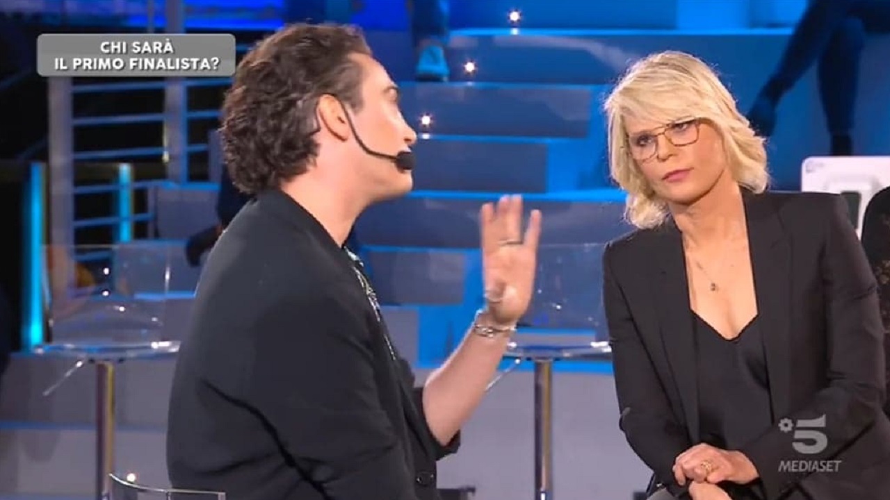 https://www.gossipetv.com/wp-content/uploads/2020/05/michele-bravi-maria-de-filippi.jpg