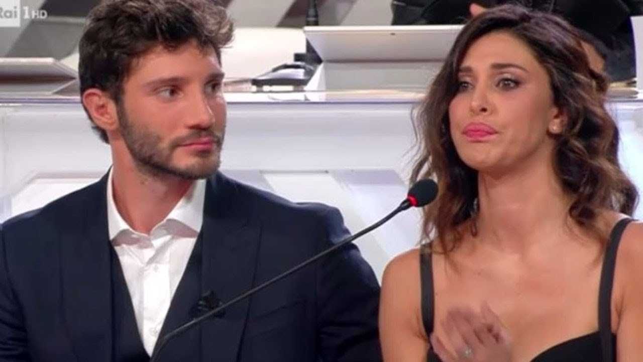 belen e stefano camicia e microfono