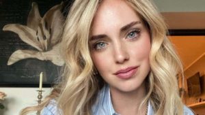 chiara ferragni camicia celeste